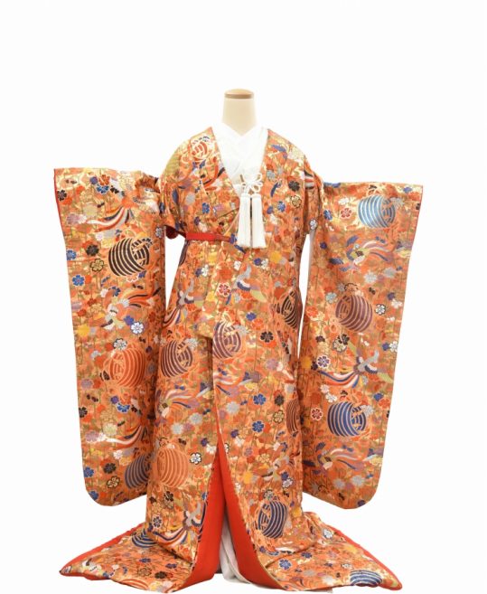 結婚式の色打掛・花嫁用着物|サーモンピンク地に糸車と桜の刺繍 No.215 